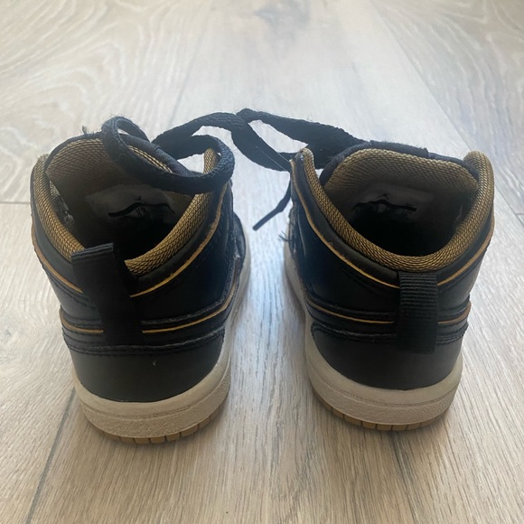 Nike Jordan - Size 4C - Picture 5 of 11